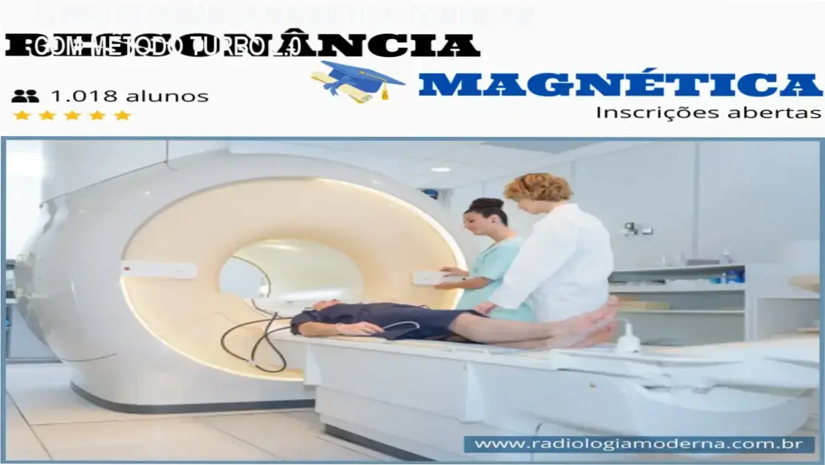 Técnico de radiologia usando maquete de RM com apoio de livro digital do curso