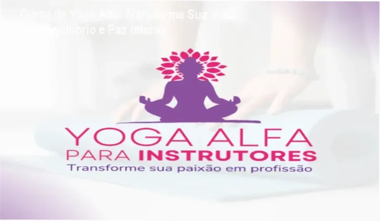 Homem praticando yoga em casa com o Curso de Yoga Alfa na tela