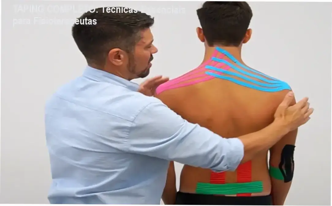 Fisioterapeuta aplicando técnicas de taping terapêutico em paciente