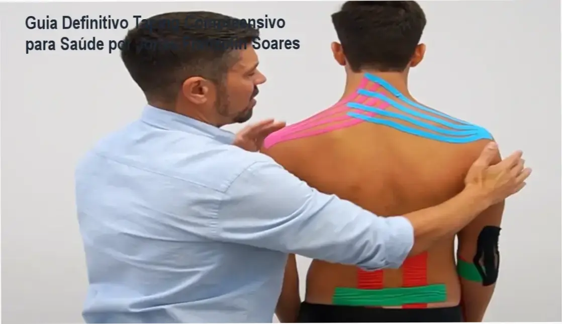 Profissional da saúde aplicando técnica de taping em paciente durante sessão de fisioterapia, demonstrando aplicação prática do TAPING COMPLETO.