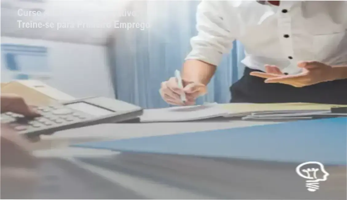 Tela do curso Auxiliar Administrativo com interface de aprendizado online e materiais educativos.