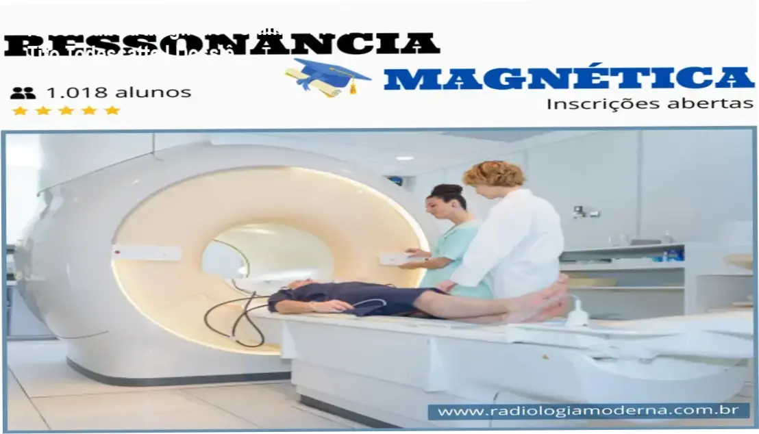 Estudante de radiologia analisando protocolos de posicionamento em software de ressonância magnética