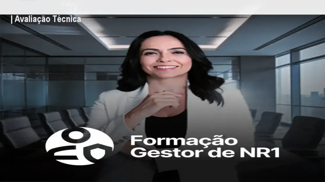 Profissional de SST analisando documentos de PGR e gestão de riscos psicossociais da Formação Gestor de NR1